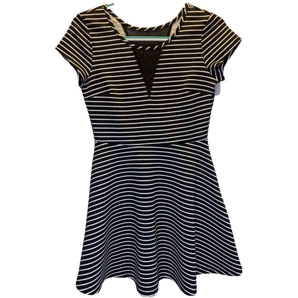 NWT CHARLOTTE RUSSE WOMEN'S BLACK/WHITE DRESS Size medium, Mesh decollate detail